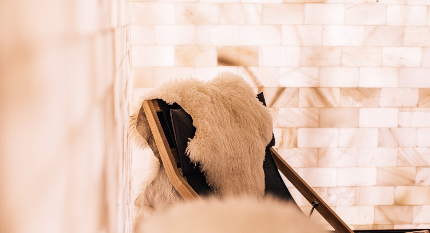 Chair with shearling blanker